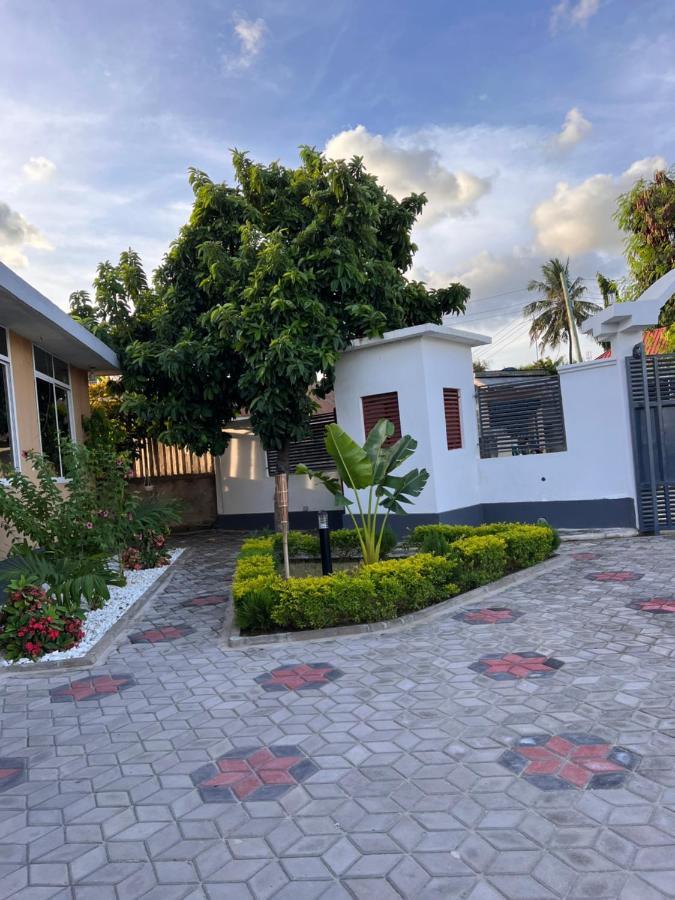Haika Home Lodge Dar es Salaam Exteriör bild